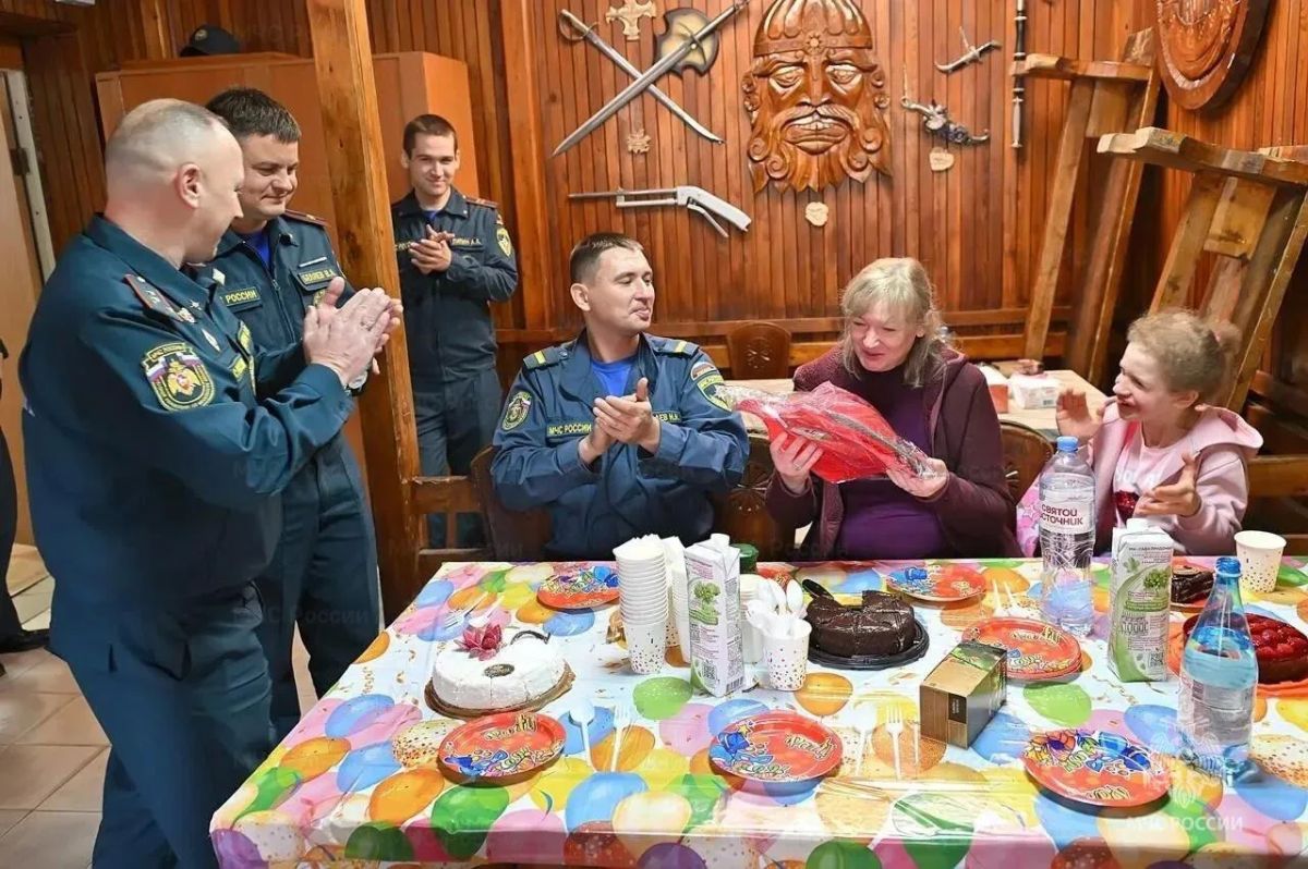 Подольские спасатели исполнили мечту 12-летней девочки в её день рождения Подольские спасатели исполнили мечту 12-летней девочки в её день рождения