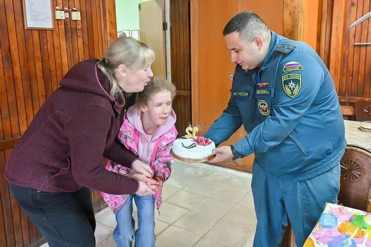 Подольские спасатели исполнили мечту 12-летней девочки в её день рождения Подольские спасатели исполнили мечту 12-летней девочки в её день рождения