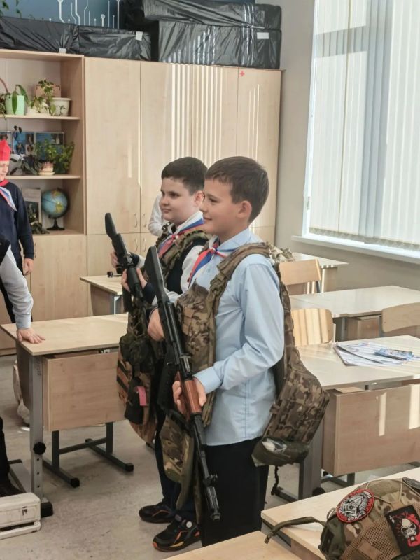 Представители ассоциации приняли участие в церемонии посвящения школьников в воспитанники ВПК "БАРС" Представители ассоциации приняли участие в церемонии посвящения школьников в воспитанники ВПК "БАРС"