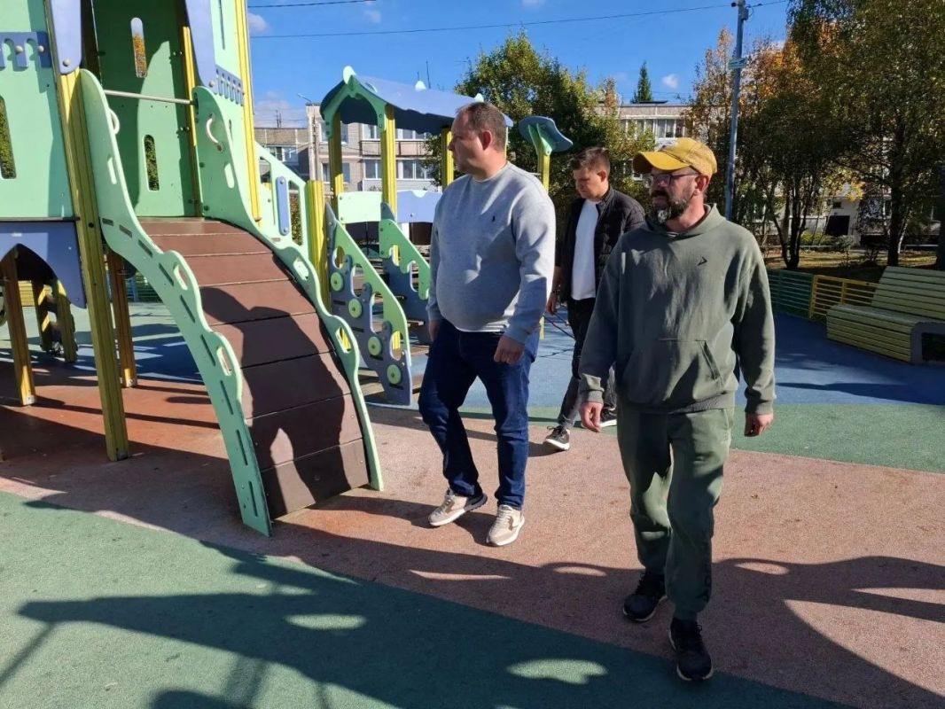 Совместно с коллегами из МБУ «Чеховское благоустройство» провели плановый обход дворовой территории в с. Шарапово по ул. Колхозная, д. 6, 8, 10 Совместно с коллегами из МБУ «Чеховское благоустройство» провели плановый обход дворовой территории в с. Шарапово по ул. Колхозная, д. 6, 8, 10