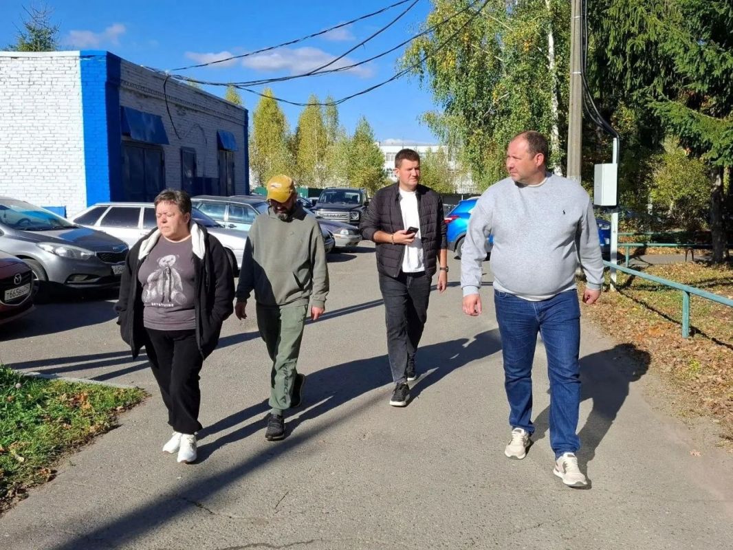 Совместно с коллегами из МБУ «Чеховское благоустройство» провели плановый обход дворовой территории в с. Шарапово по ул. Колхозная, д. 6, 8, 10 Совместно с коллегами из МБУ «Чеховское благоустройство» провели плановый обход дворовой территории в с. Шарапово по ул. Колхозная, д. 6, 8, 10