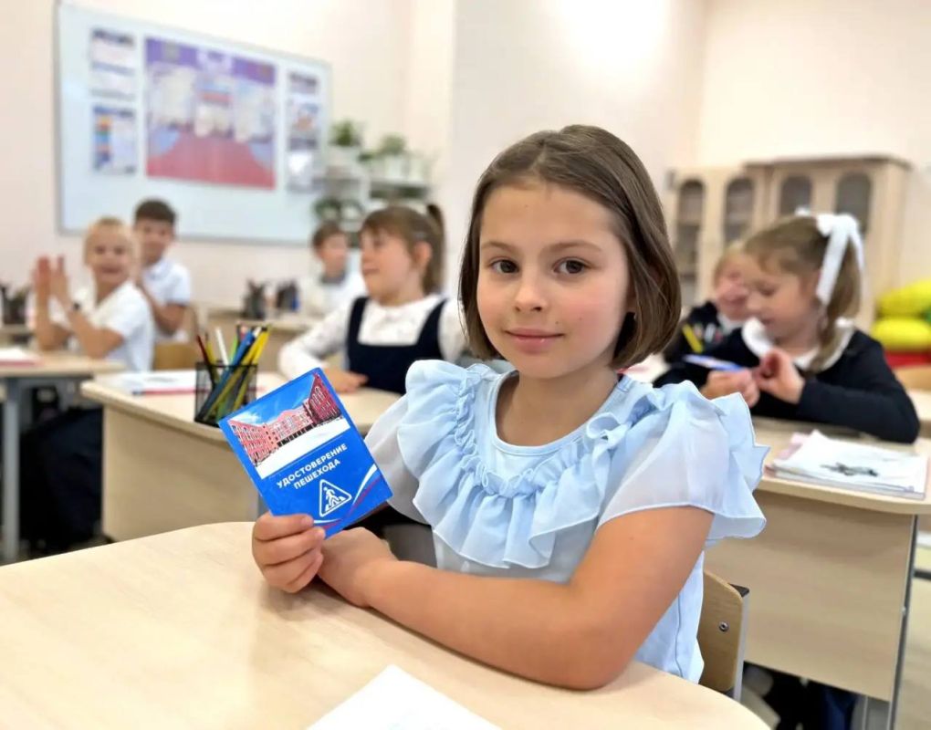 В одной из школ Красногорска состоялось торжественное посвящение первоклассников в пешеходы В одной из школ Красногорска состоялось торжественное посвящение первоклассников в пешеходы