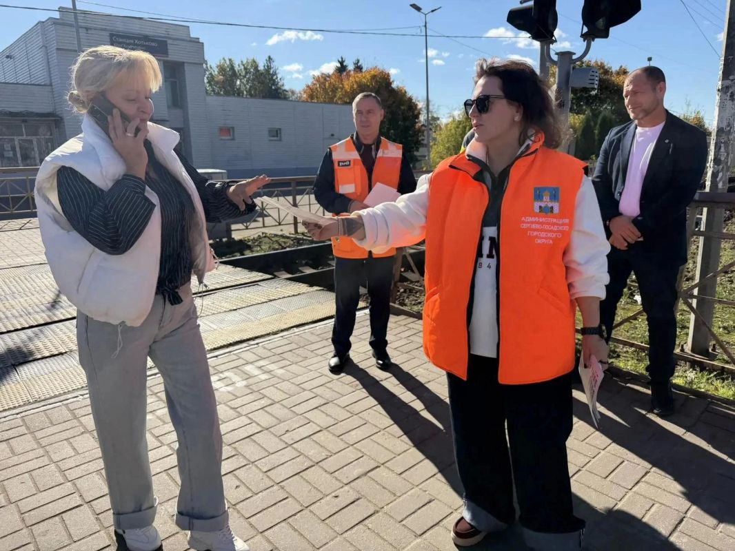На железнодорожной станции Хотьково продолжается информирование пассажиров о правилах поведения и необходимости быть внимательным при переходе через железнодорожные пути На железнодорожной станции Хотьково продолжается информирование пассажиров о правилах поведения и необходимости быть внимательным при переходе через железнодорожные пути