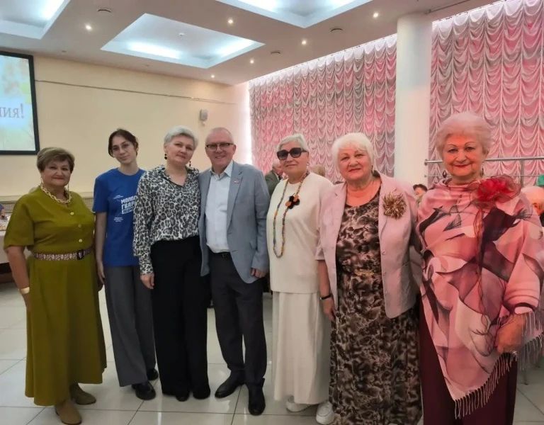 В честь Дня пожилого человека в ДК «Юбилейный» прошло чаепитие для участников клуба «Активное долголетие»