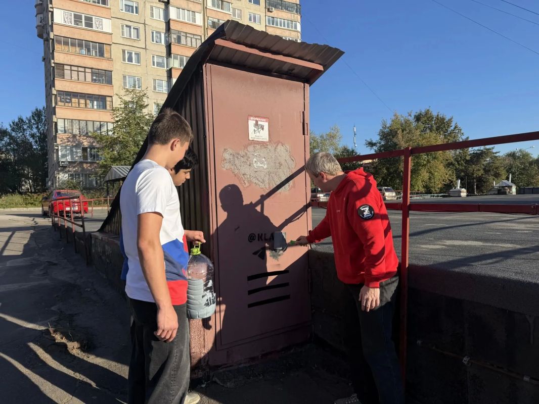 Волонтёры МЦ «Лидер» провели акцию по закрашиванию незаконных надписей