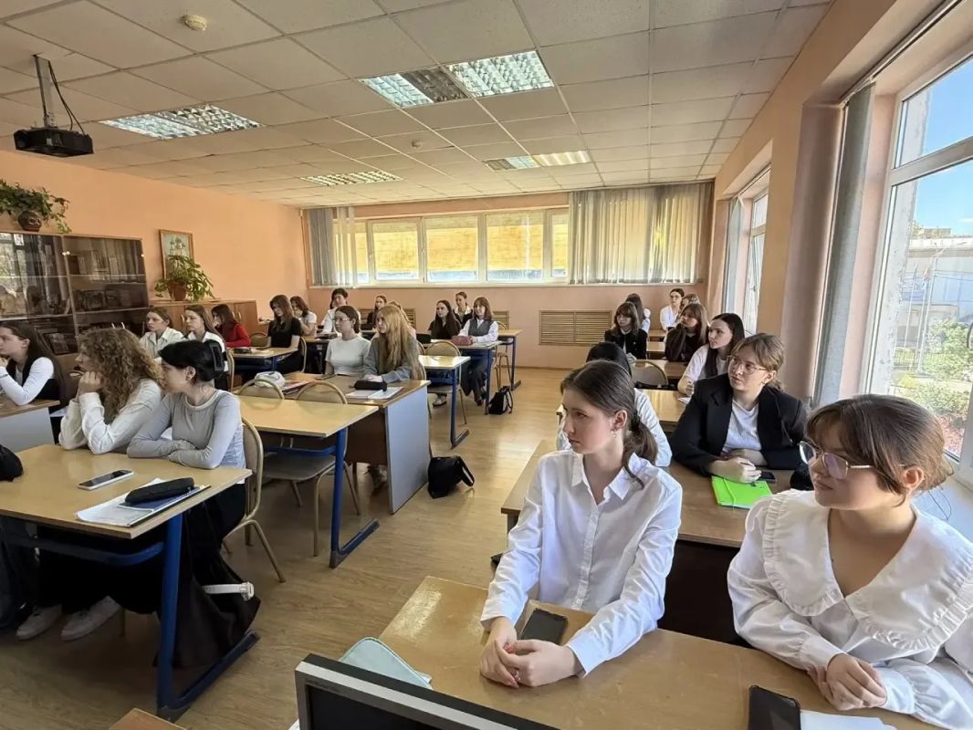Сильны единством: в Губернском колледже прошло просветительское мероприятие ко Дню воссоединения Сильны единством: в Губернском колледже прошло просветительское мероприятие ко Дню воссоединения