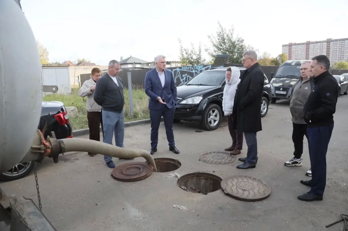 Сегодня вместе с депутатом окружного Совета Константином Негурицей и представителями МУП «КомСервис» выехал на Владимирскую, 69
