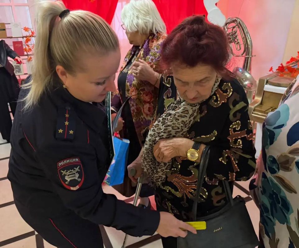 В рамках мероприятий в честь Международного дня пожилых людей, автоинспекторы региональные навестили жителей «серебряного возраста» в Демиховском Дворце культуры г.о. Орехово-Зуево В рамках мероприятий в честь Международного дня пожилых людей, автоинспекторы региональные навестили жителей «серебряного возраста» в Демиховском Дворце культуры г.о. Орехово-Зуево