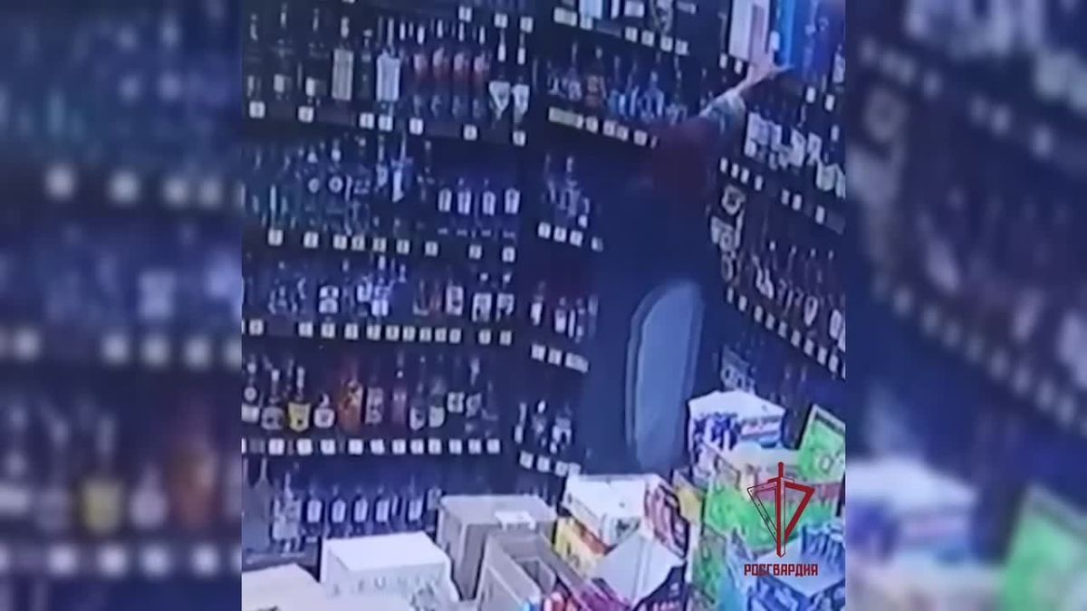 Сотрудники вневедомственной охраны задержали рецидивиста, который второй день подряд пытался обокрасть алкомаркет в Подмосковье