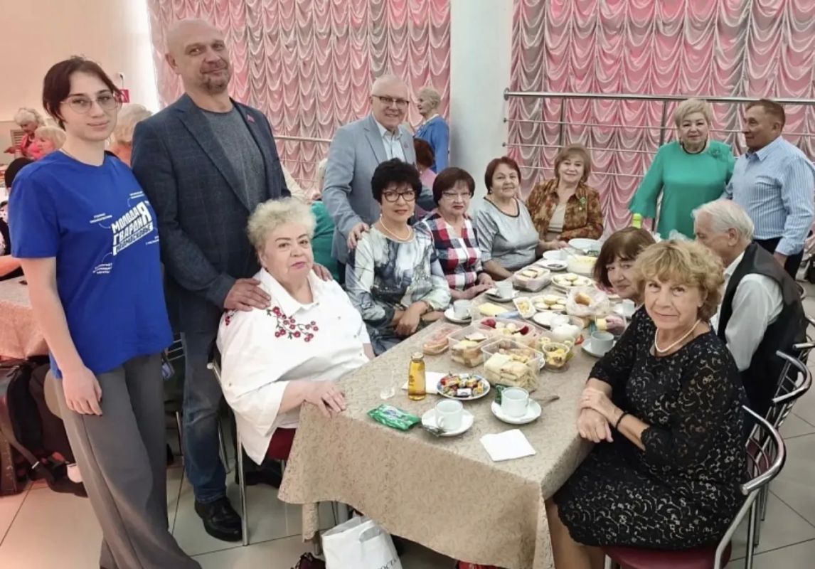 В честь Дня пожилого человека в ДК «Юбилейный» прошло чаепитие для участников клуба «Активное долголетие» В честь Дня пожилого человека в ДК «Юбилейный» прошло чаепитие для участников клуба «Активное долголетие»