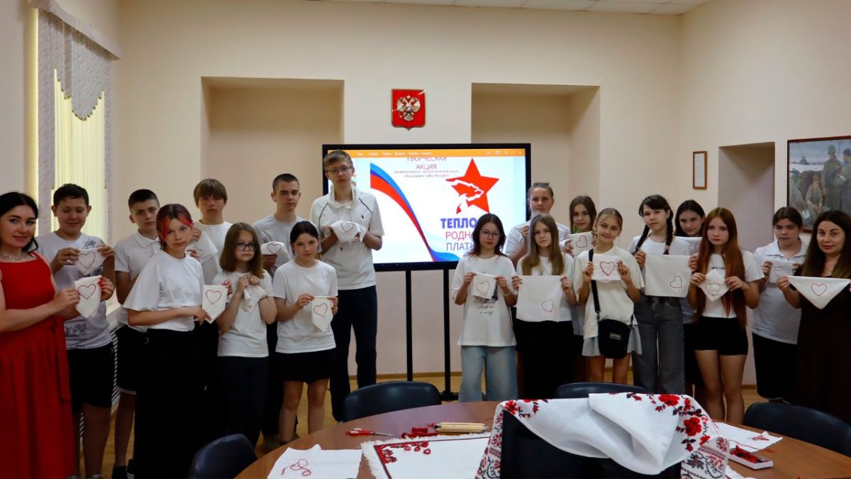 Школьники Можайского района подготовили платочки для военнослужащих