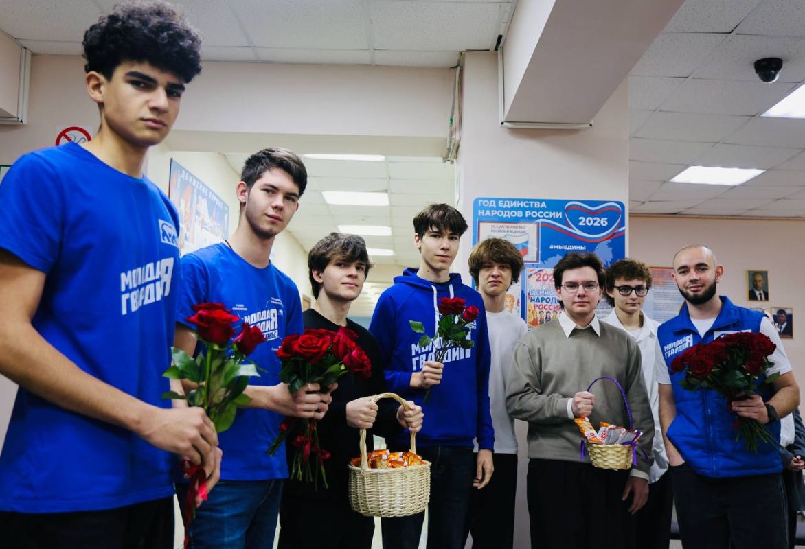 Знания — СИЛА!. Накануне Дня учителя молодогвардейцы посетили школу № 18. Поздравили учителей и сказали им спасибо за их работу! Учителя вдохновляют нас на новые открытия