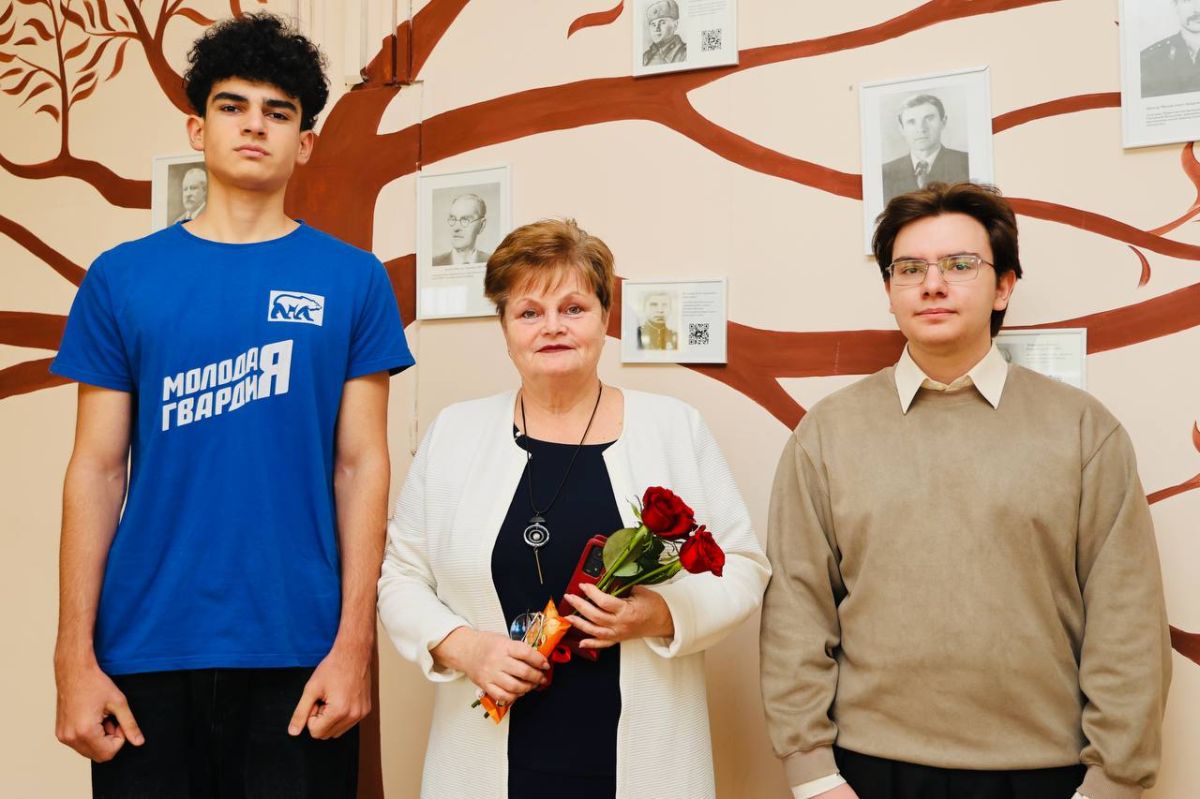 Знания — СИЛА!. Накануне Дня учителя молодогвардейцы посетили школу № 18. Поздравили учителей и сказали им спасибо за их работу! Учителя вдохновляют нас на новые открытия Знания — СИЛА!. Накануне Дня учителя молодогвардейцы посетили школу № 18. Поздравили учителей и сказали им спасибо за их работу! Учителя вдохновляют нас на новые открытия