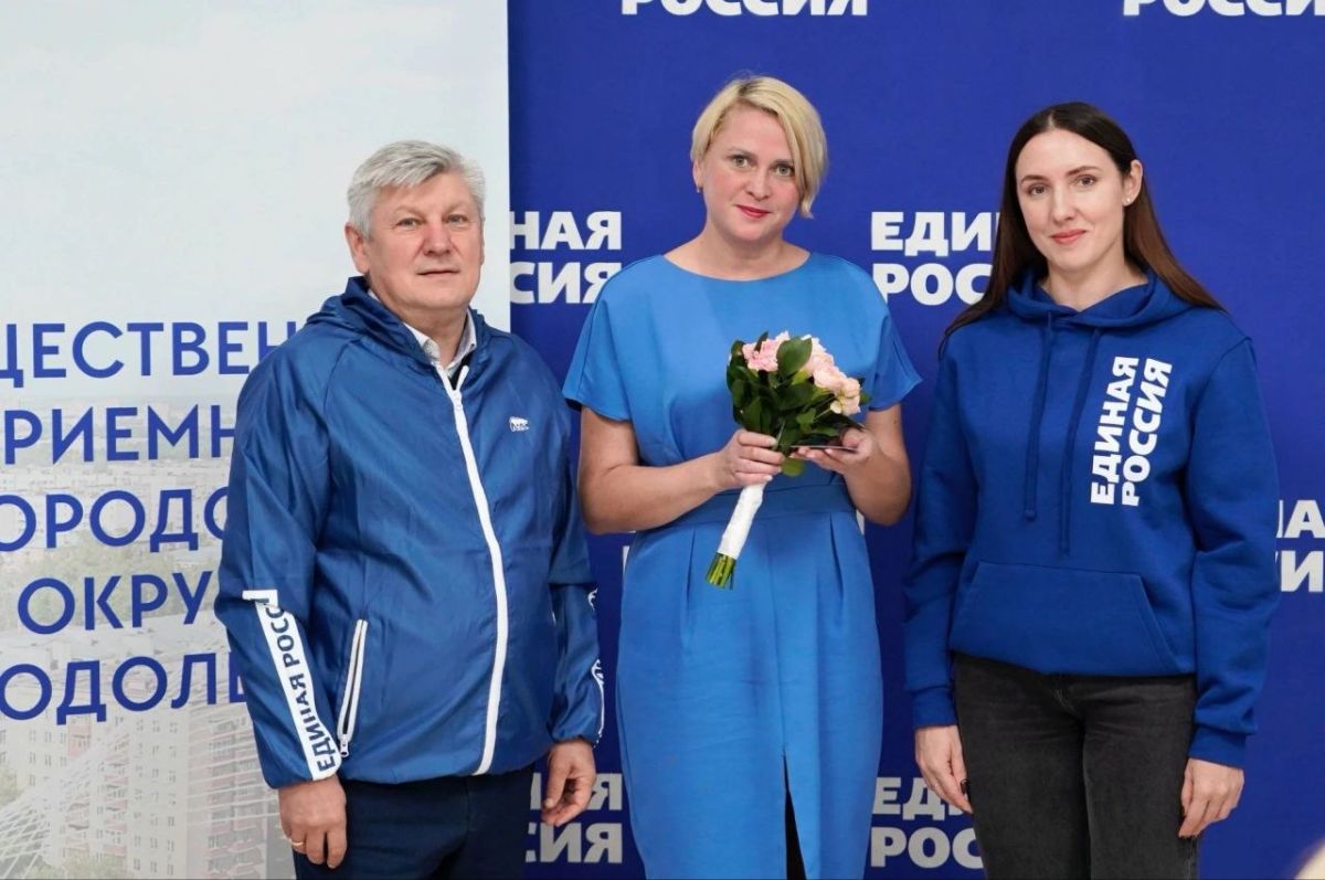 В Подольске торжественно вручили партбилеты новым членам партии «Единая Россия» В Подольске торжественно вручили партбилеты новым членам партии «Единая Россия»