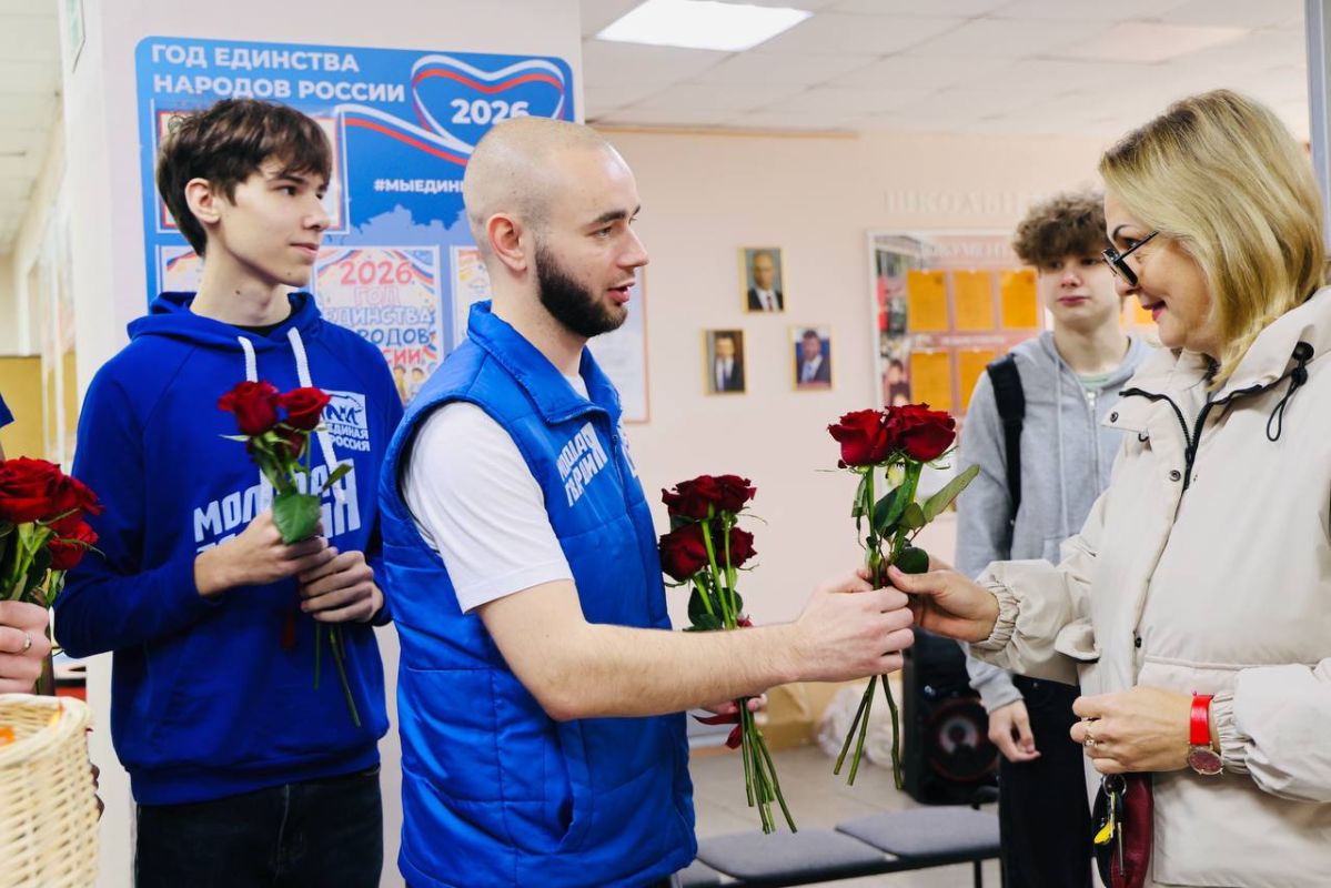Знания — СИЛА!. Накануне Дня учителя молодогвардейцы посетили школу № 18. Поздравили учителей и сказали им спасибо за их работу! Учителя вдохновляют нас на новые открытия Знания — СИЛА!. Накануне Дня учителя молодогвардейцы посетили школу № 18. Поздравили учителей и сказали им спасибо за их работу! Учителя вдохновляют нас на новые открытия