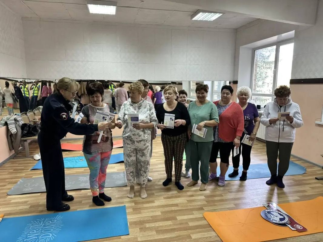 В День пожилых людей сотрудники Госавтоинспекции совместно со специалистами «Рамавтодора» организовали встречу для представителей «серебряного возраста» в клубе «Активное долголетие» В День пожилых людей сотрудники Госавтоинспекции совместно со специалистами «Рамавтодора» организовали встречу для представителей «серебряного возраста» в клубе «Активное долголетие»