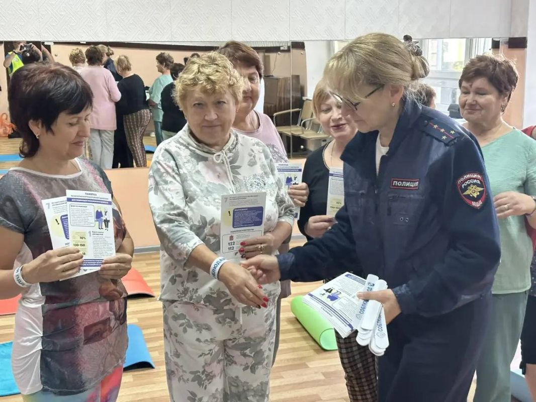 В День пожилых людей сотрудники Госавтоинспекции совместно со специалистами «Рамавтодора» организовали встречу для представителей «серебряного возраста» в клубе «Активное долголетие» В День пожилых людей сотрудники Госавтоинспекции совместно со специалистами «Рамавтодора» организовали встречу для представителей «серебряного возраста» в клубе «Активное долголетие»