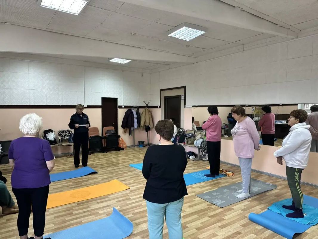 В День пожилых людей сотрудники Госавтоинспекции совместно со специалистами «Рамавтодора» организовали встречу для представителей «серебряного возраста» в клубе «Активное долголетие» В День пожилых людей сотрудники Госавтоинспекции совместно со специалистами «Рамавтодора» организовали встречу для представителей «серебряного возраста» в клубе «Активное долголетие»