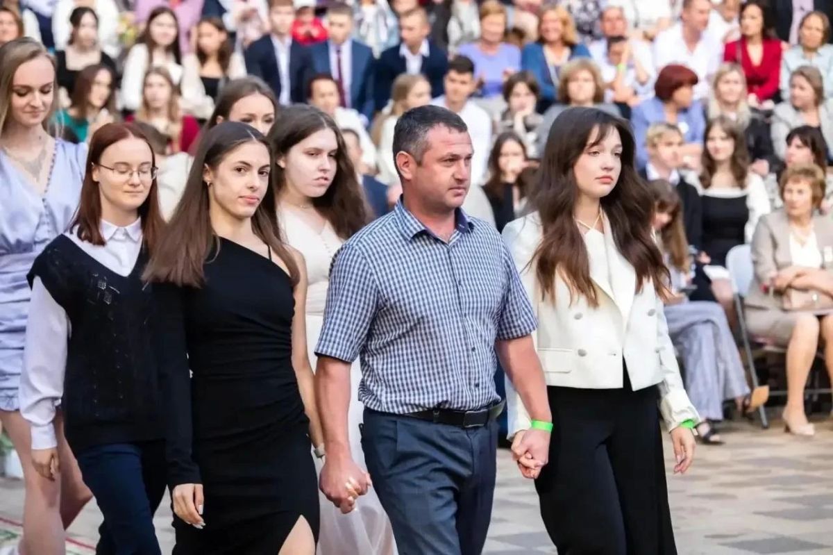 Александр Валерьевич Попов, возглавляющий Раменскую школу №9, одержал победу на региональном этапе конкурса «Лучший руководитель общеобразовательной организации» в номинации «Школа, устремленная в будущее»