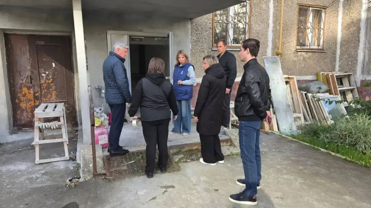 Заместитель главы округа Анжела Студеникина провела обход микрорайона Силикатная2