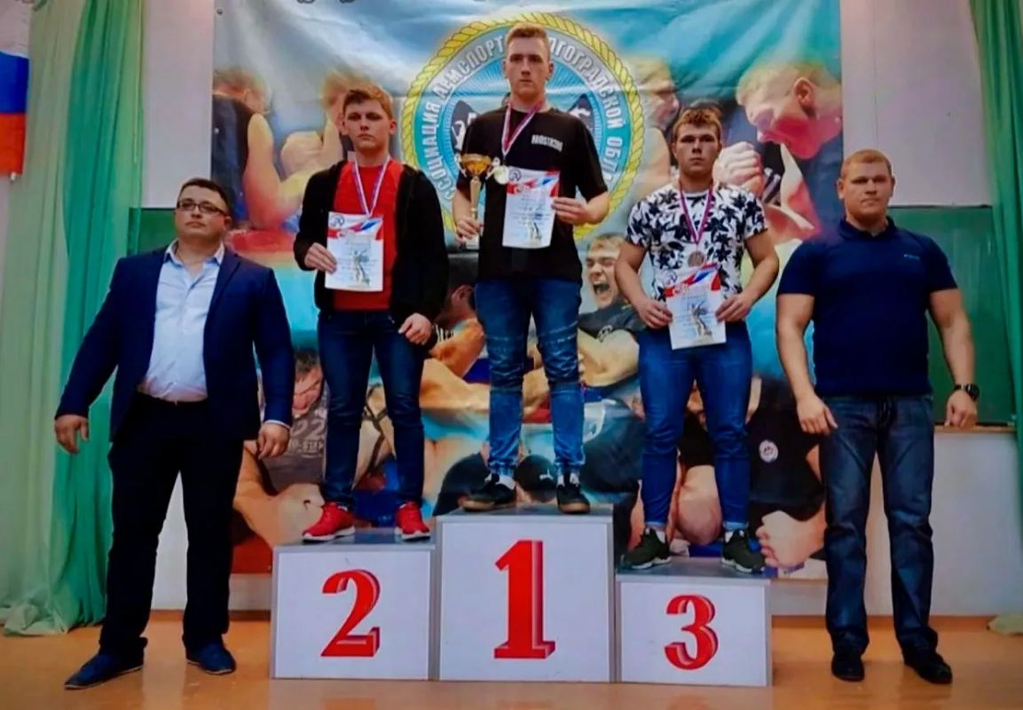 #ЗнайНаших. Во Всероссийский день спортсменов силовых видов спорта, который ежегодно отмечается в первое воскресенье октября, героем рубрики «Знай наших» стал сотрудник Подольского отдела вневедомственной охраны Главного... #ЗнайНаших. Во Всероссийский день спортсменов силовых видов спорта, который ежегодно отмечается в первое воскресенье октября, героем рубрики «Знай наших» стал сотрудник Подольского отдела вневедомственной охраны Главного...