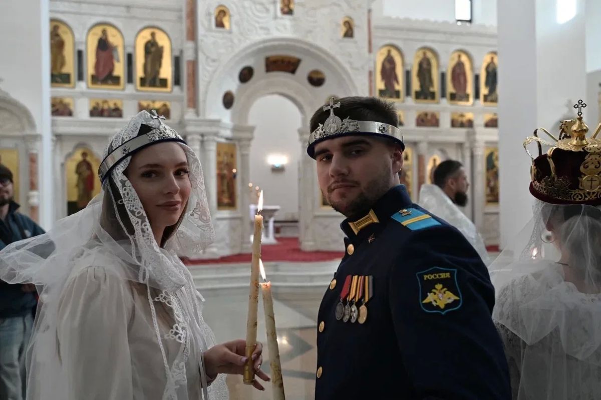 В Никольском соборе Павшинской поймы в Красногорске сегодня прошло особенное событие – семь пар наших Героев-членов Ассоциации ветеранов СВО Московской области прошли таинство венчания и скрепили свои союзы перед Богом В Никольском соборе Павшинской поймы в Красногорске сегодня прошло особенное событие – семь пар наших Героев-членов Ассоциации ветеранов СВО Московской области прошли таинство венчания и скрепили свои союзы перед Богом