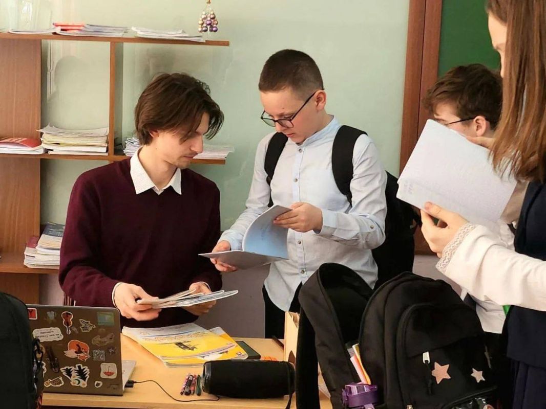 Сегодня мы чествуем наших дорогих педагогов Сегодня мы чествуем наших дорогих педагогов