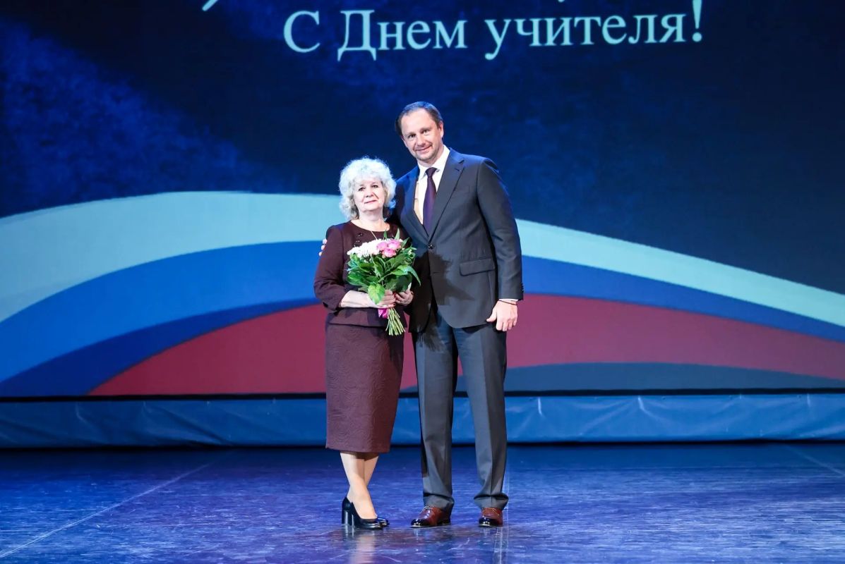 Дмитрий Волков: Со сцены ДК «Подмосковье» поздравил с праздником наших замечательных красногорских учителей – ветеранов и нынешних наставников, всех тех, кто выбрал для себя этот непростой, но благородный путь – вести за... Дмитрий Волков: Со сцены ДК «Подмосковье» поздравил с праздником наших замечательных красногорских учителей – ветеранов и нынешних наставников, всех тех, кто выбрал для себя этот непростой, но благородный путь – вести за...