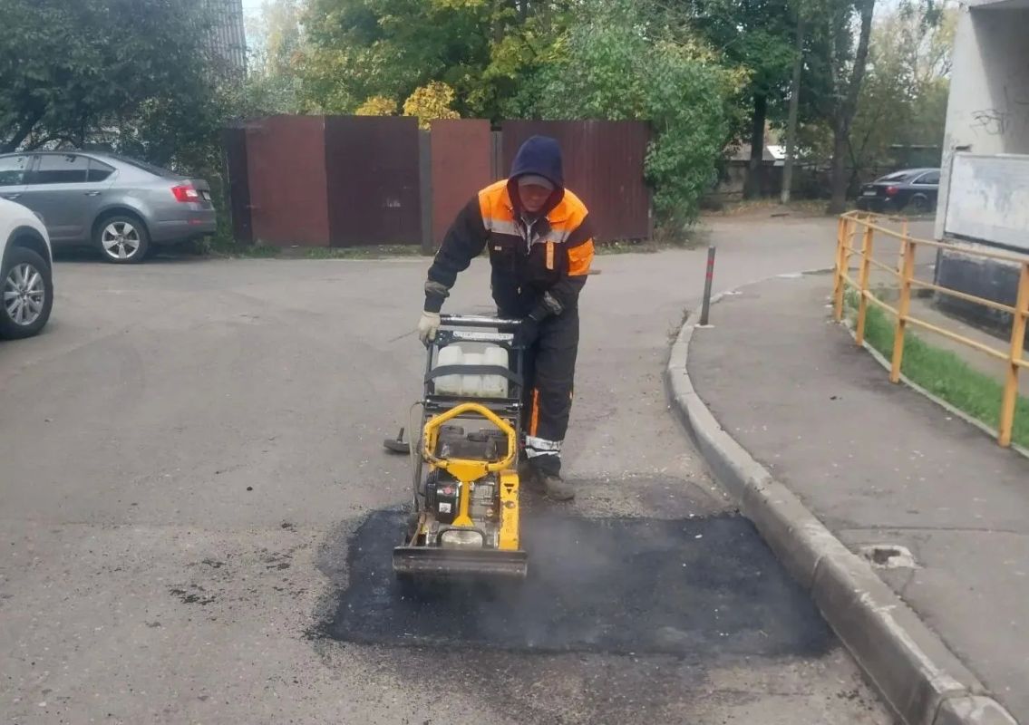 За выходные дни сотрудники городского предприятия «Автобытдор» провели ремонт дорожного полотна на дорогах и дворовых проездах по следующим адресам: За выходные дни сотрудники городского предприятия «Автобытдор» провели ремонт дорожного полотна на дорогах и дворовых проездах по следующим адресам: