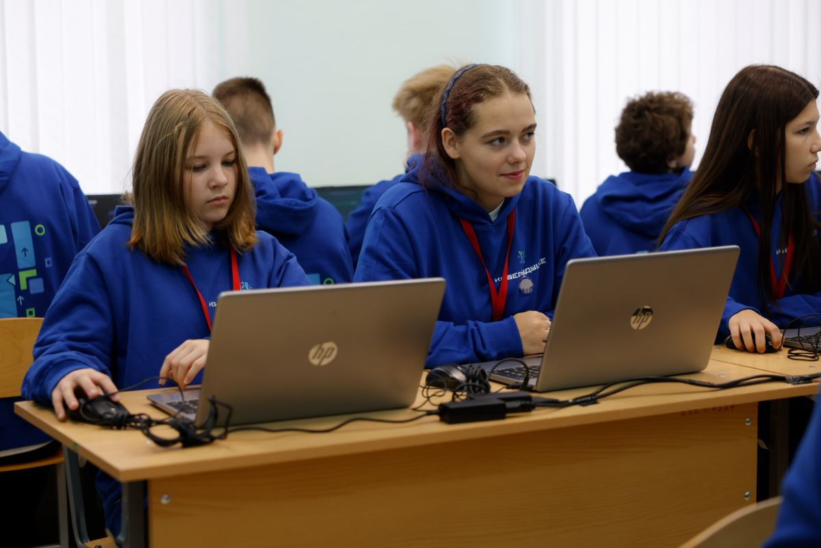 В Подмосковье впервые стартовала профильная киберсмена «Кибербудущее» для одарённых школьников