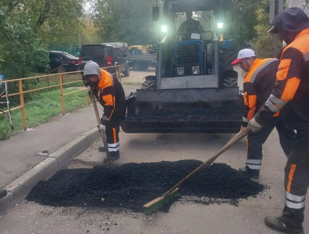 За выходные дни сотрудники городского предприятия «Автобытдор» провели ремонт дорожного полотна на дорогах и дворовых проездах по следующим адресам: За выходные дни сотрудники городского предприятия «Автобытдор» провели ремонт дорожного полотна на дорогах и дворовых проездах по следующим адресам: