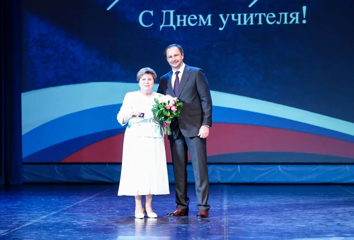 Дмитрий Волков: Со сцены ДК «Подмосковье» поздравил с праздником наших замечательных красногорских учителей – ветеранов и нынешних наставников, всех тех, кто выбрал для себя этот непростой, но благородный путь – вести за...