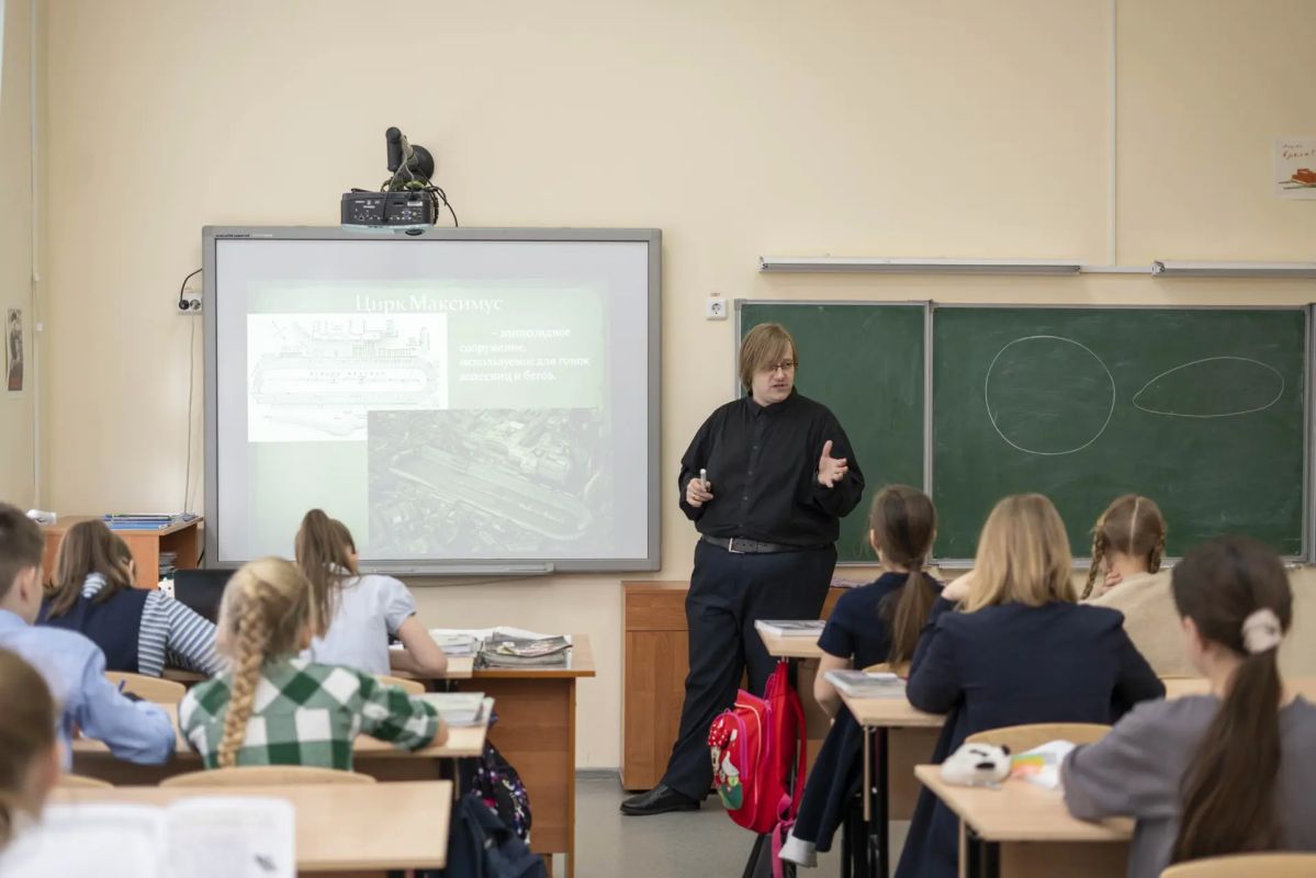 С Днём учителя!. В школах Домодедово работают свыше 2400 педагогов, которые занимаются с более чем 30 тысячами ребят С Днём учителя!. В школах Домодедово работают свыше 2400 педагогов, которые занимаются с более чем 30 тысячами ребят