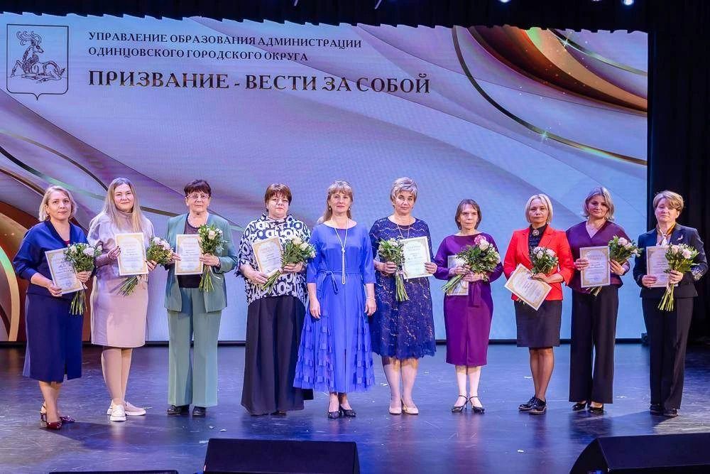 Андрей Иванов: На площадке Дома культуры в поселке Горки-10 провели торжественное собрание, приуроченное ко Дню учителя Андрей Иванов: На площадке Дома культуры в поселке Горки-10 провели торжественное собрание, приуроченное ко Дню учителя