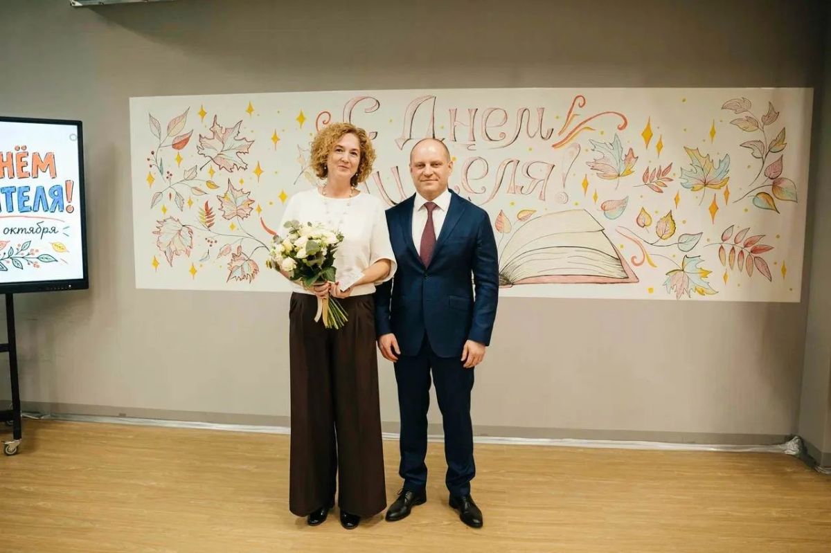 Максим Красноцветов: Сегодня на торжественном мероприятии, посвященном Дню учителя, вручил 10 нагрудных знаков педагогам, внесшим значительный вклад в развитие образования нашего округа Максим Красноцветов: Сегодня на торжественном мероприятии, посвященном Дню учителя, вручил 10 нагрудных знаков педагогам, внесшим значительный вклад в развитие образования нашего округа