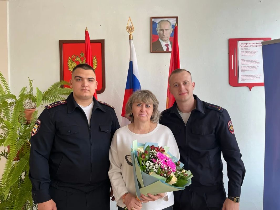 Сотрудники подмосковной полиции поздравили своих школьных учителей с Днем учителя!
