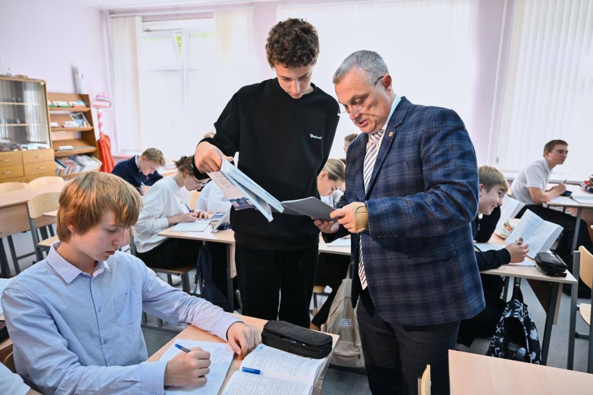 Сегодня мы чествуем наших дорогих педагогов Сегодня мы чествуем наших дорогих педагогов