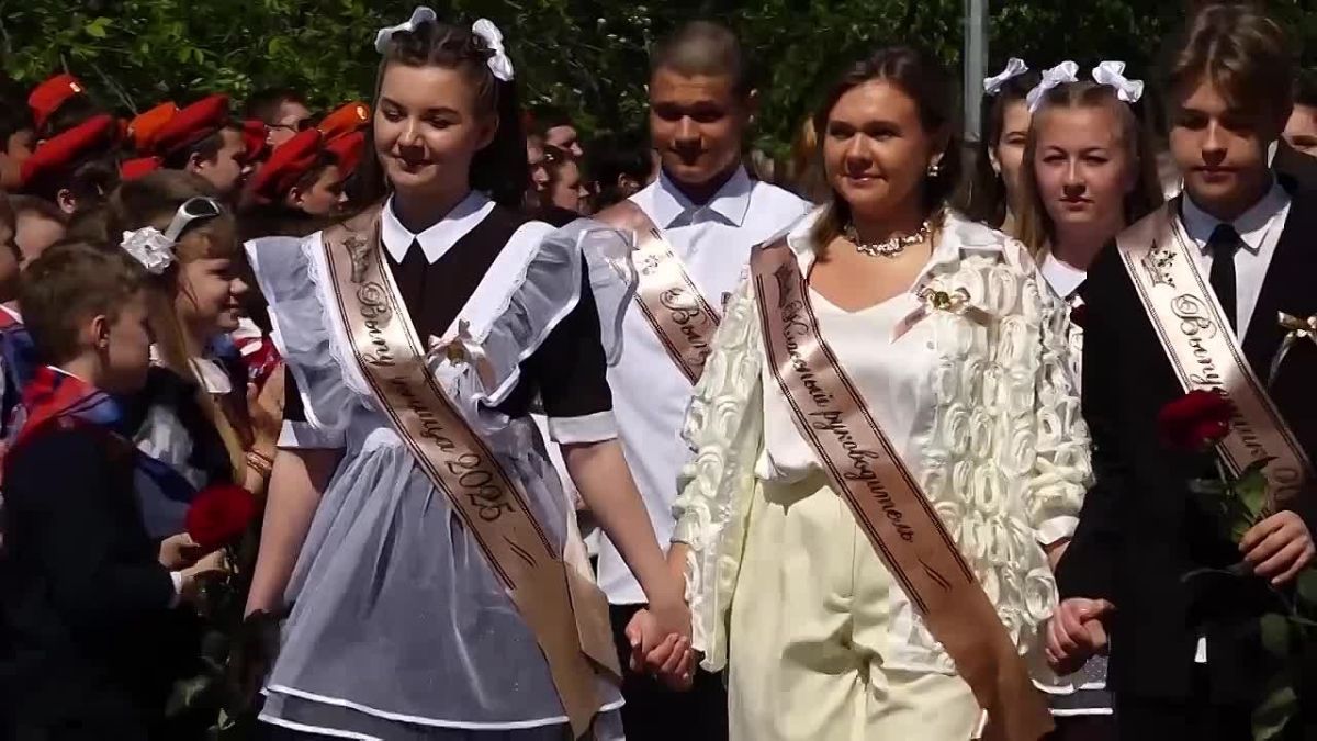 Дорогие педагоги!. День учителя — это праздник, который касается каждого из нас