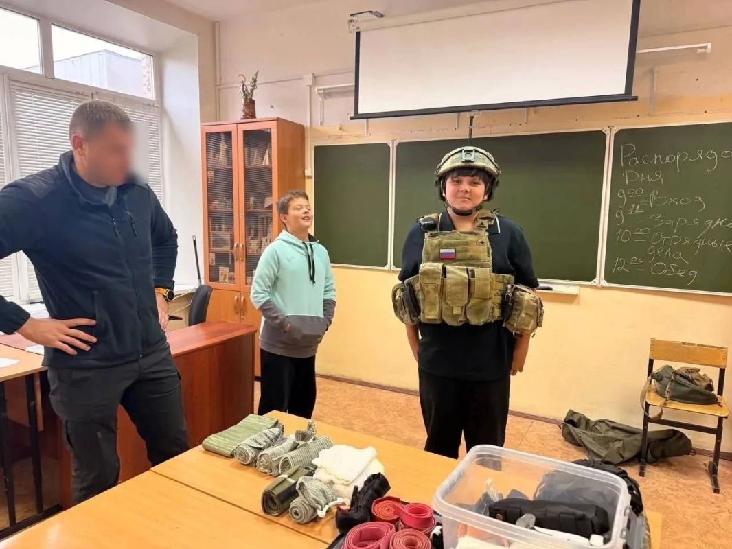 В школе № 8 прошёл урок мужества, приуроченный ко Дню учителя В школе № 8 прошёл урок мужества, приуроченный ко Дню учителя
