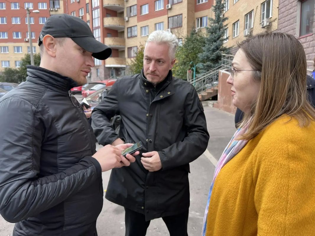 На связи с жителями. Заместитель главы городского округа Красногорск Евгений Елизаров провел обход территории в Путилково, 11. Вместе с жителями осмотрели двор и определили вопросы, которые требуют внимания На связи с жителями. Заместитель главы городского округа Красногорск Евгений Елизаров провел обход территории в Путилково, 11. Вместе с жителями осмотрели двор и определили вопросы, которые требуют внимания