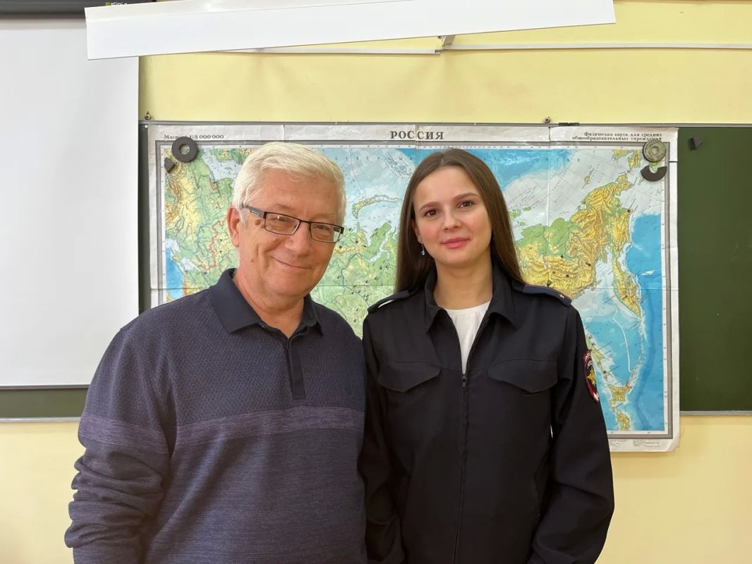Сотрудники подмосковной полиции поздравили своих школьных учителей с Днем учителя! Сотрудники подмосковной полиции поздравили своих школьных учителей с Днем учителя!