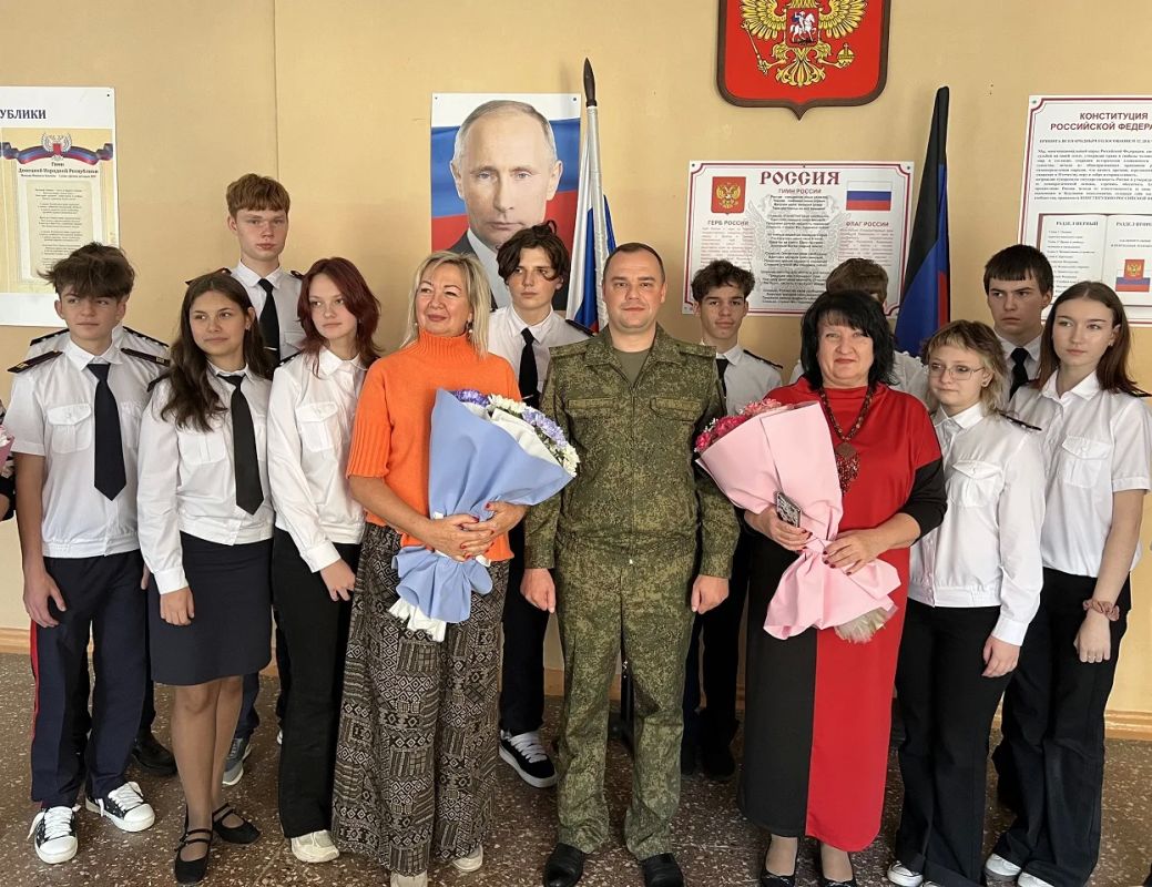 Военные следователи СК России поздравили педагогов профильных кадетских классов с Днем учителя