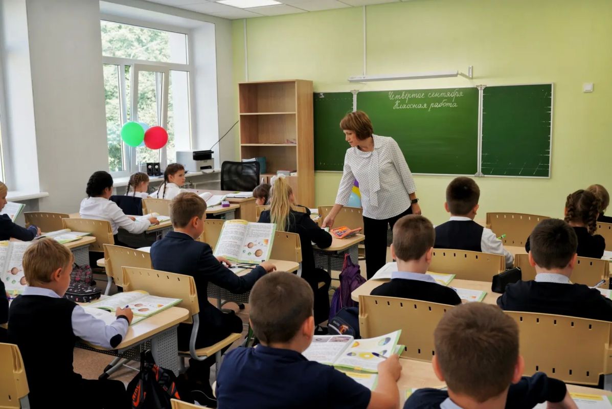 С Днём учителя!. В школах Домодедово работают свыше 2400 педагогов, которые занимаются с более чем 30 тысячами ребят