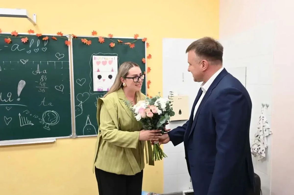 Глава муниципалитета Алексей Шимко посетил школу № 17 имени Владимира Храброго в День учителя Глава муниципалитета Алексей Шимко посетил школу № 17 имени Владимира Храброго в День учителя