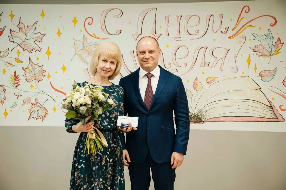 Максим Красноцветов: Сегодня на торжественном мероприятии, посвященном Дню учителя, вручил 10 нагрудных знаков педагогам, внесшим значительный вклад в развитие образования нашего округа Максим Красноцветов: Сегодня на торжественном мероприятии, посвященном Дню учителя, вручил 10 нагрудных знаков педагогам, внесшим значительный вклад в развитие образования нашего округа