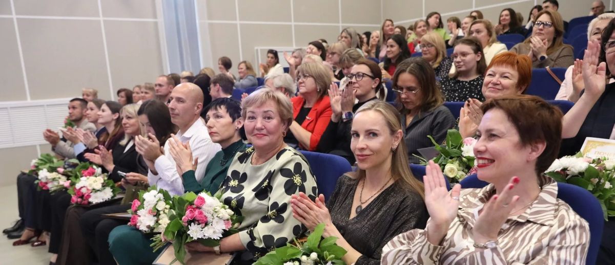 Дорога к знаниям: поздравляем учителей Долгопрудного с профессиональным праздником!