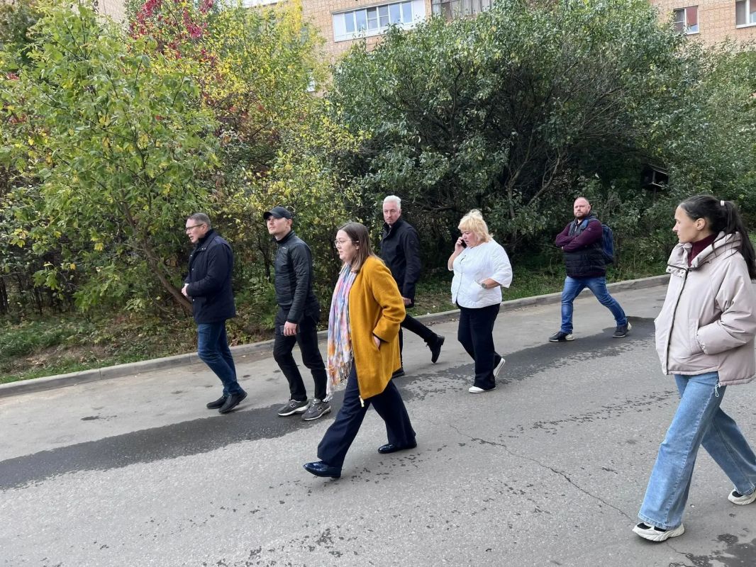 На связи с жителями. Заместитель главы городского округа Красногорск Евгений Елизаров провел обход территории в Путилково, 11. Вместе с жителями осмотрели двор и определили вопросы, которые требуют внимания На связи с жителями. Заместитель главы городского округа Красногорск Евгений Елизаров провел обход территории в Путилково, 11. Вместе с жителями осмотрели двор и определили вопросы, которые требуют внимания
