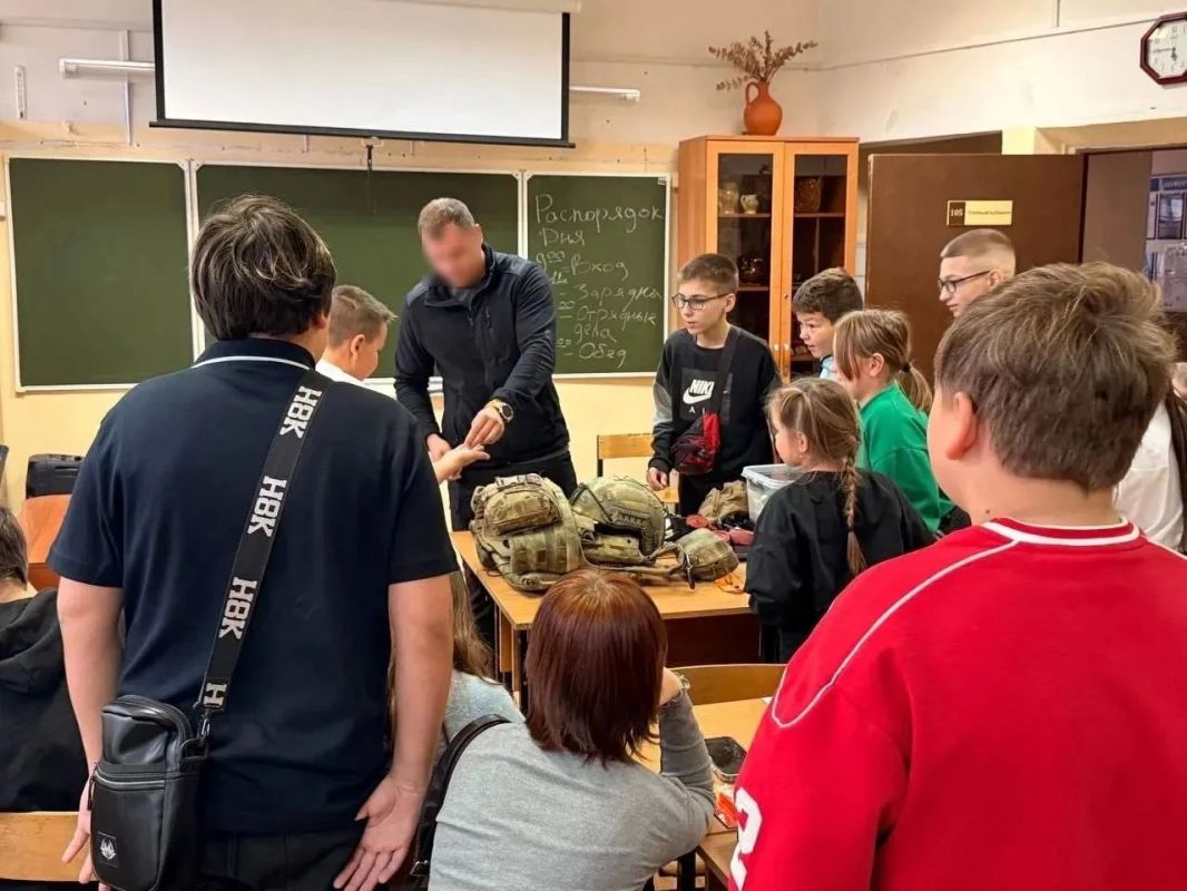 В школе № 8 прошёл урок мужества, приуроченный ко Дню учителя В школе № 8 прошёл урок мужества, приуроченный ко Дню учителя