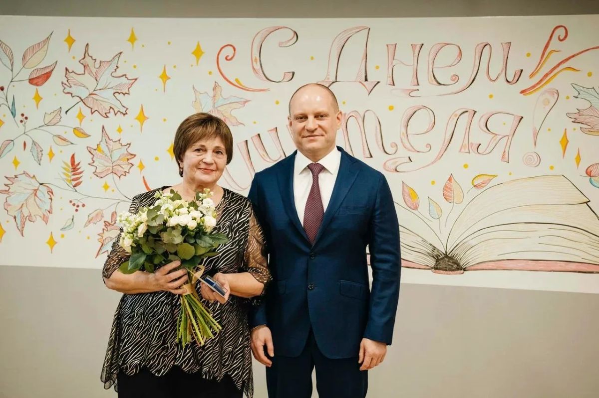 Максим Красноцветов: Сегодня на торжественном мероприятии, посвященном Дню учителя, вручил 10 нагрудных знаков педагогам, внесшим значительный вклад в развитие образования нашего округа Максим Красноцветов: Сегодня на торжественном мероприятии, посвященном Дню учителя, вручил 10 нагрудных знаков педагогам, внесшим значительный вклад в развитие образования нашего округа