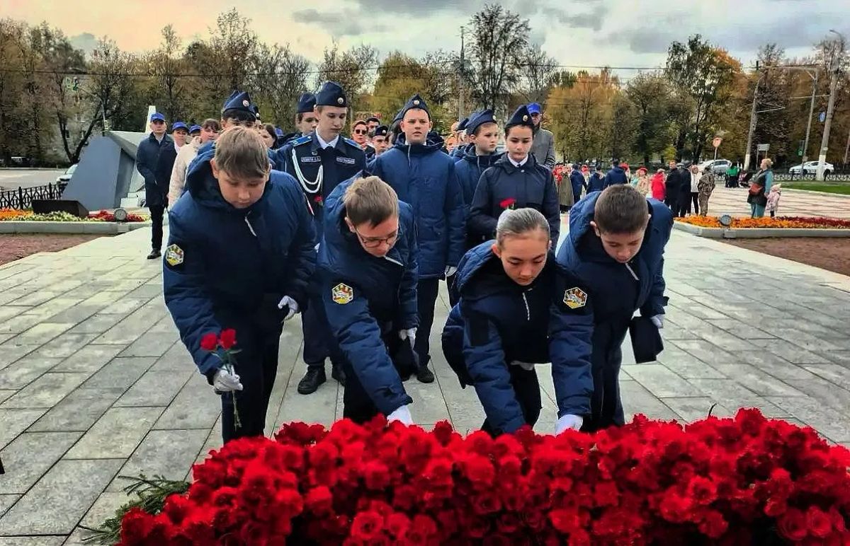 Росгвардейцы почтили память Подольских курсантов в Подмосковье